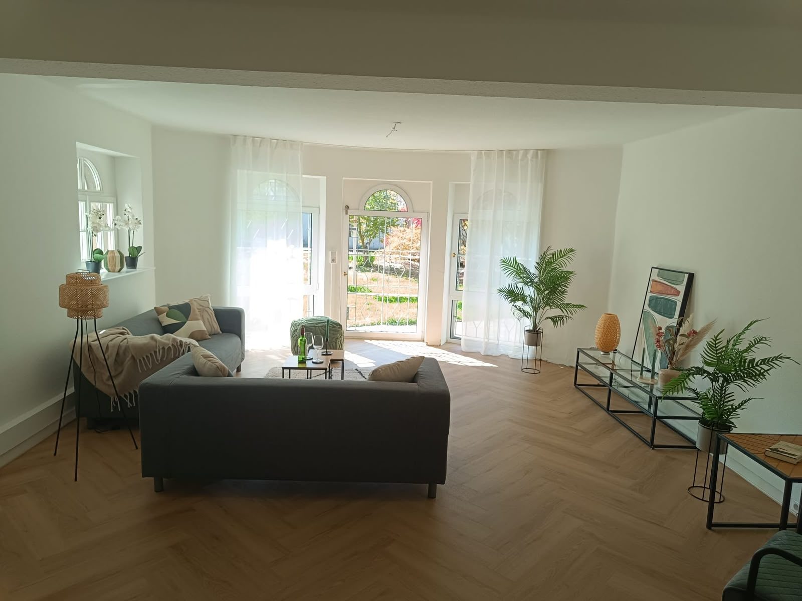 Heller Wohnraum mit verlegtem Fischgrät-Designboden